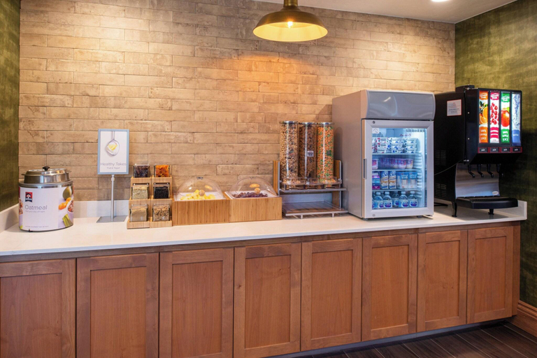 Food & Drinks 5, Fairfield Inn & SUI by Marriott Bakersfield Centr, Kern