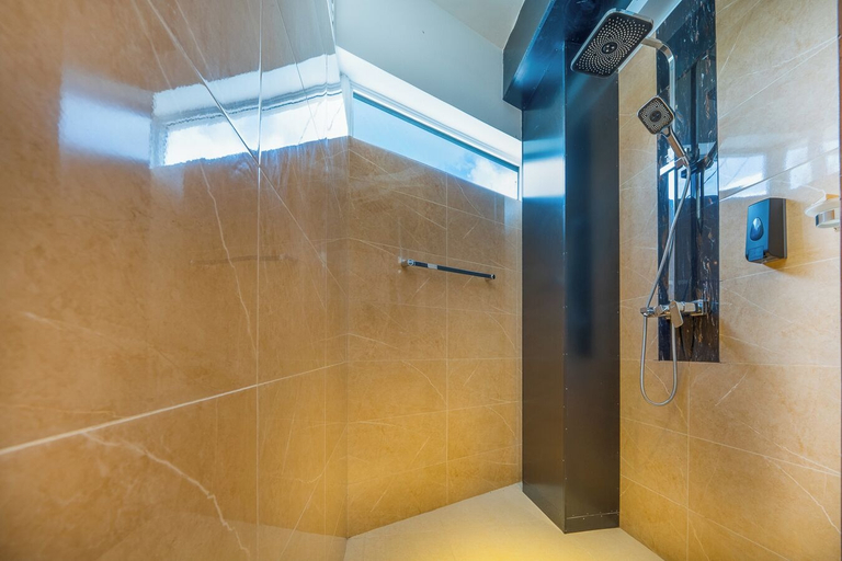 Bathroom 2, Bumblebee Hotel, Mahara