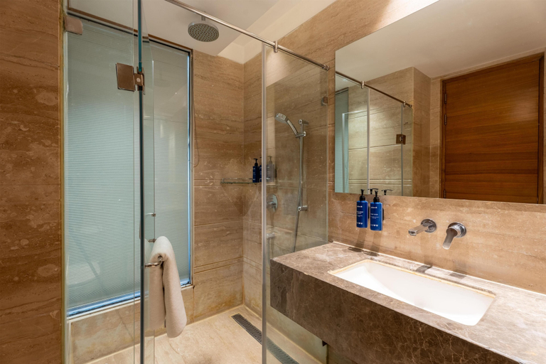 Bathroom 5, Radisson Blu Jammu, Jammu