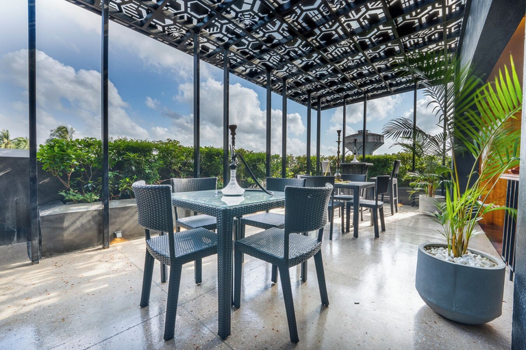 Outdoor dining, Bumblebee Hotel, Mahara