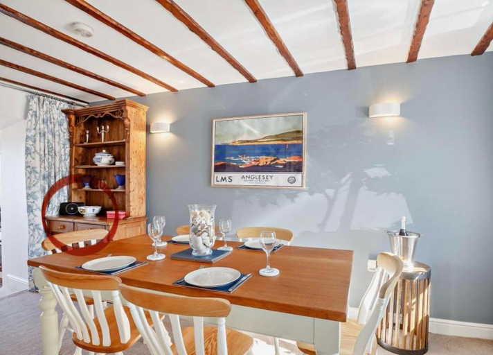 Dining 3, Cottage Sleeps 5 With Parking and Garden, Anglesey