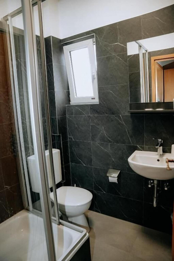 Bathroom 4, Angelis Pension Frankfurt Airport, Groß-Gerau