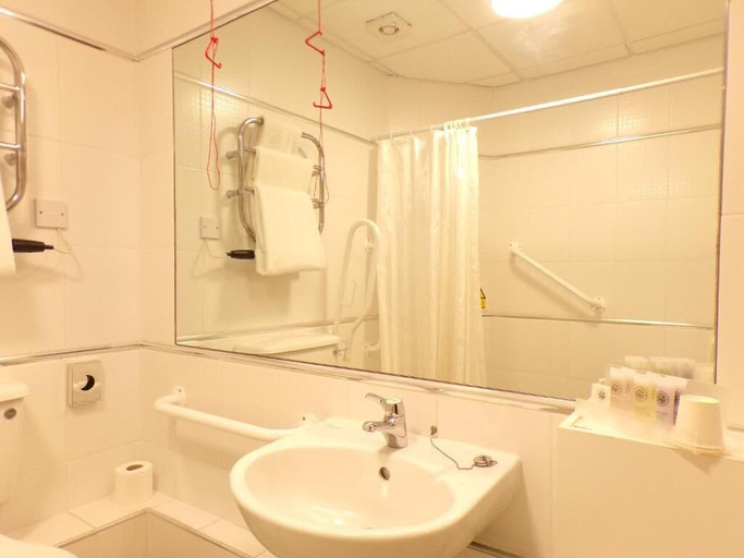 Bathroom 4, Fox & Goose Inn, Somerset