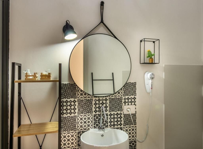 Bathroom, Oniro, Syracuse
