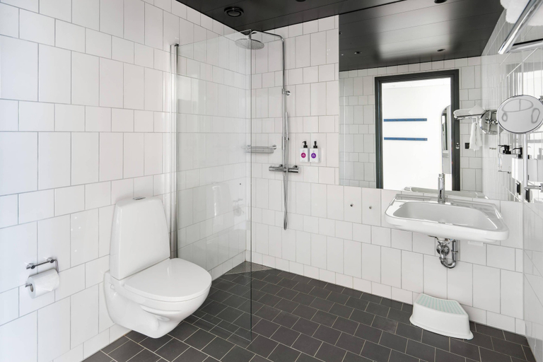 Bathroom 4, Quality Hotel Strawberry Arena, Solna