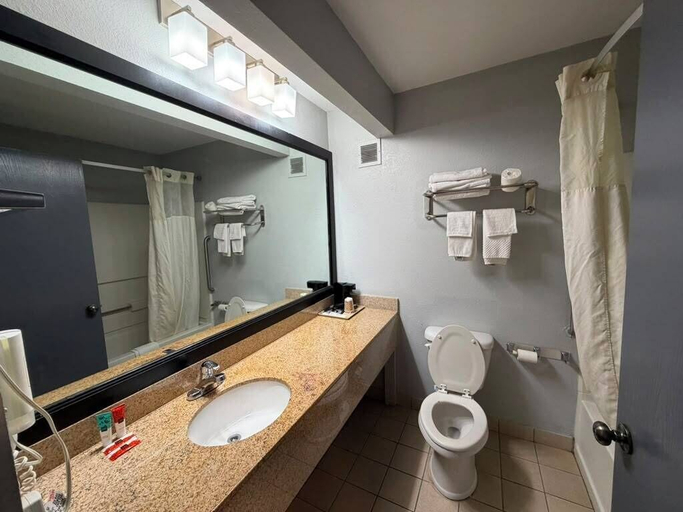 Bathroom 4, Baymont by Wyndham Memphis I-40, Shelby