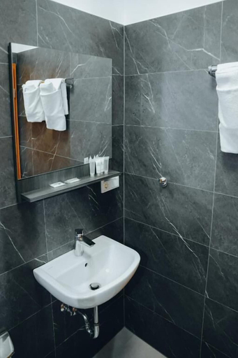 Bathroom 5, Angelis Pension Frankfurt Airport, Groß-Gerau