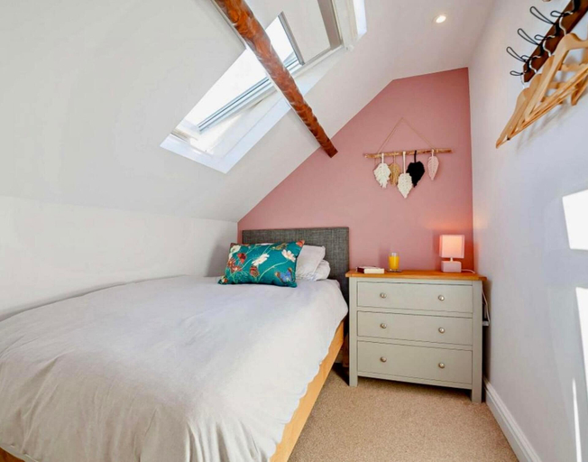 Room 5, Cottage Sleeps 5 With Parking and Garden, Anglesey