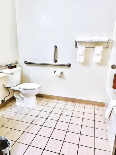 Bathroom 5, Coratel Inn & Suites By Jasper Northfield, Rice