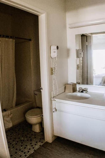Bathroom 5, Devonshire Inn, Kern