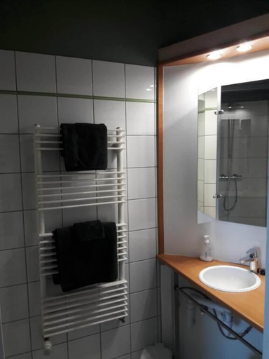Bathroom 5, L'Atterrissage, Nord