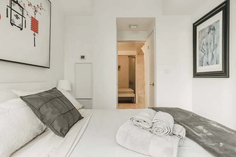 Room 1, Harbour Skyline, Toronto