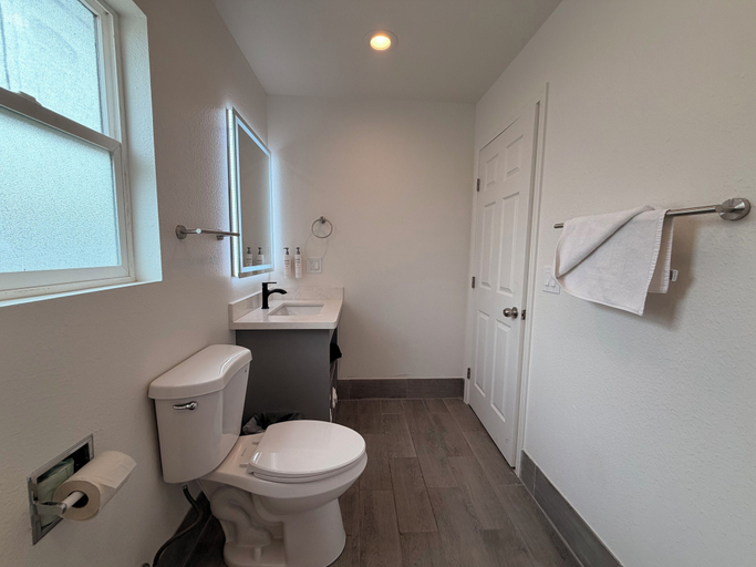 Bathroom 3, SurfSide Stay Morro Bay, San Luis Obispo