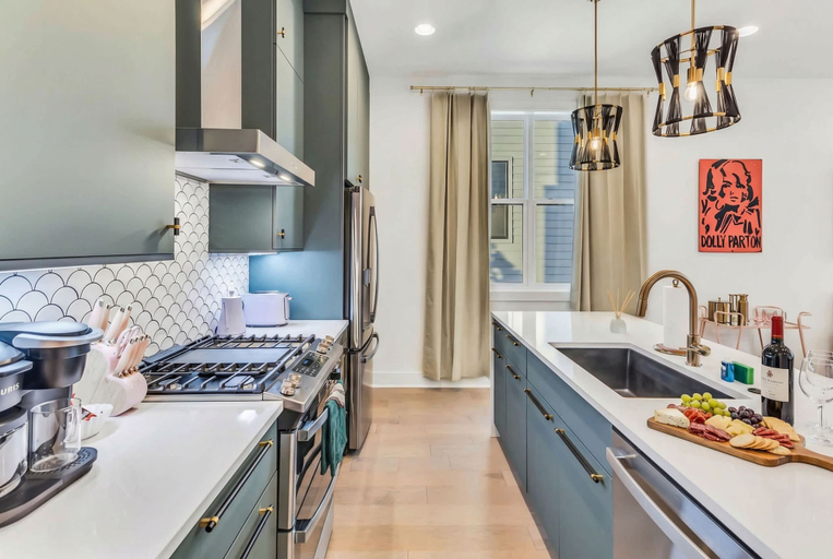 Room 3, 3 Homes Side by Side Rooftop Deck Sleeps 36, Davidson