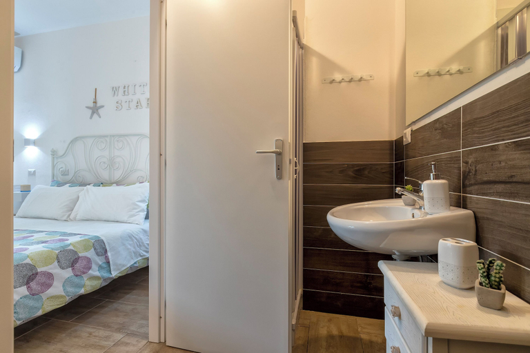 Bathroom 5, White star rooms self-check in, Sassari