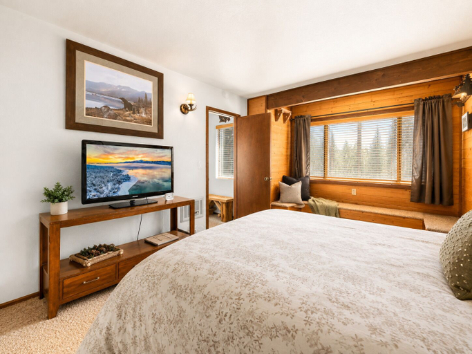 Bedroom 2, Mama Bear's Cottage, San Bernardino
