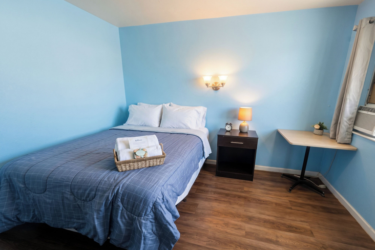 Bedroom 4, Express Inn Near Columbus Airport, Franklin