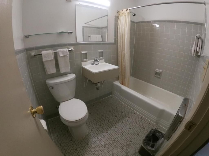 Bathroom 5, Budget Inn Clearfield, Clearfield