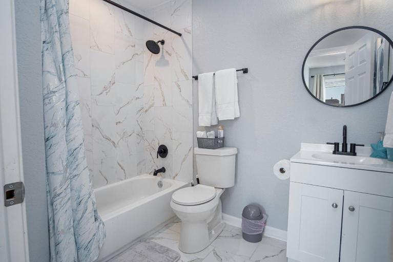 Bathroom 3, Adorable 4BR 2BA Close to Riverwalk and Downtown, Bexar