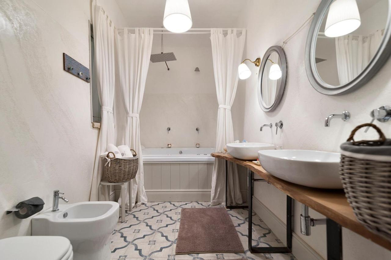 Bathroom 5, Palazzo Mandurino, Lecce