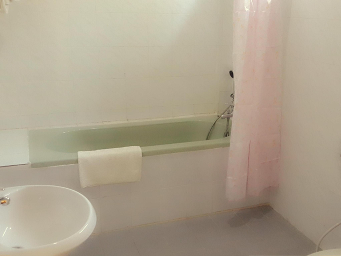 Bathroom 2, Mrauk Oo Nawarat Hotel, Sittwe