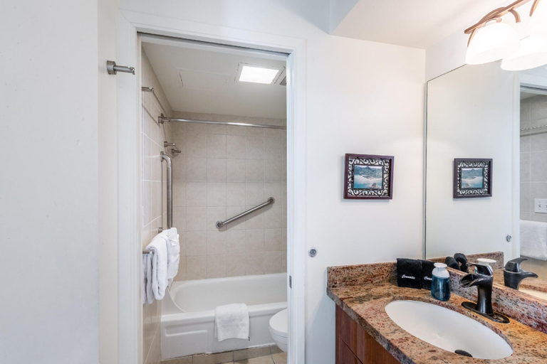Bathroom 4, Deluxe Condo with Pool View, Free Parking & Wi-Fi, Honolulu