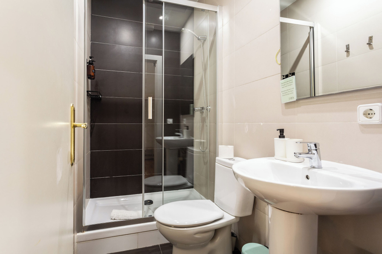 Bathroom 4, Casa Lolita Guesthouse, Barcelona