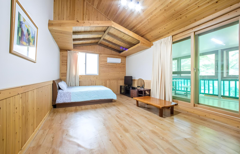 Bedroom 2, Muju Deokyusan Pension, Muju