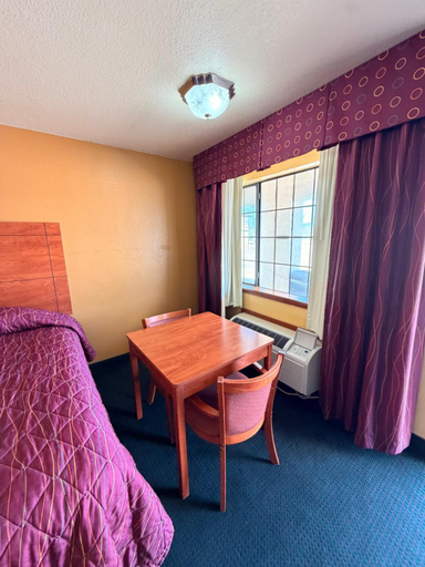 Bedroom 2, Royal Inn Pearsall, Frio