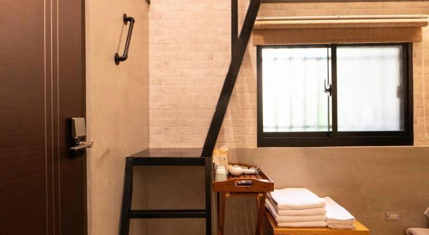 Bathroom 5, Red House & Old Lane-ChengGong Inn, Tainan