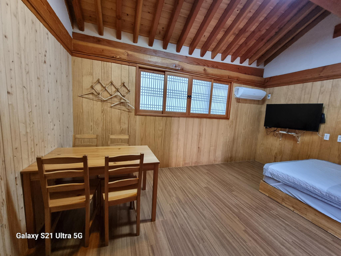 Bedroom 2, Jeju Aewol Hanok Pension, Jeju
