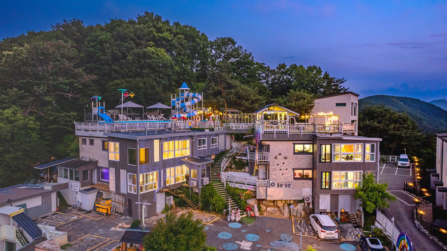 Exterior & Views