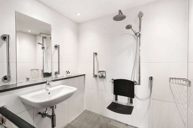Bathroom 5, Garner Hotel NOTTINGHAM CITY CENTRE by IHG, Nottingham