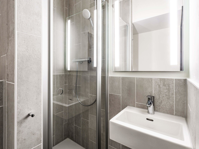 Bathroom 5, B&B Hotel Hannover-Nord, Region Hannover