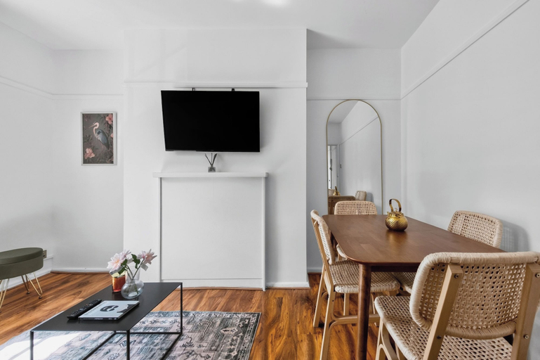 Dining, Cozy Apartment Near Hyde Park, London