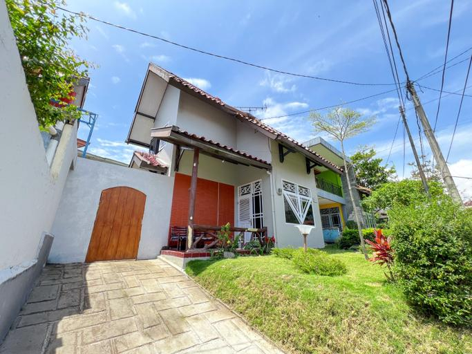 Exterior & Views, Villa Doi Puncak 2BR With Private Pool & Karoeke, Bogor