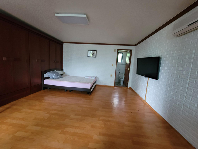 Bedroom 2, Taean (Anmyeondo) Daemyung Pension, Taean
