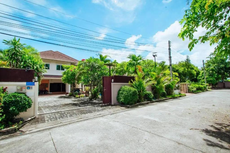 Exterior & Views 2, Captivating 3-Bed Villa in Muang Pattaya, Bang Lamung