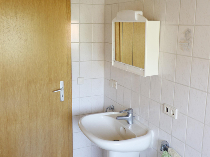 Bathroom 3, Charmante Ferienwohnung mit Garten in Huddingen, Waldeck-Frankenberg