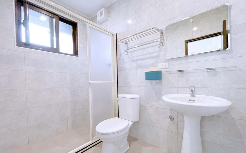 Bathroom 3, Yuanshan Dahu Homestay, Yilan