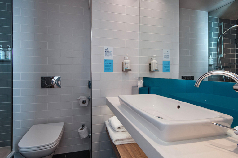 Bathroom 4, Holiday Inn Express EXETER - CITY CENTRE by IHG, Devon