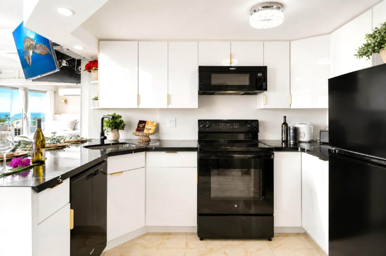 Private kitchen 4, Suite, Ocean View, Studio, Honolulu