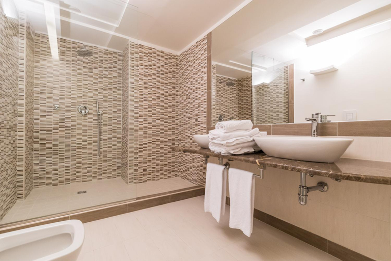 Bathroom 5, Suites Lungomare, Napoli