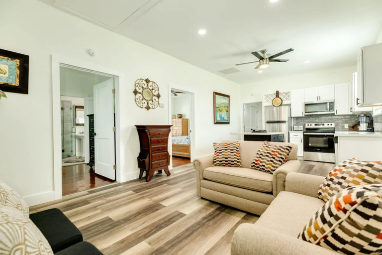 Room 5, Have fun Relax and Stay Close to the Beach, Galveston