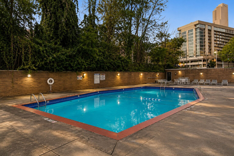 Sport & Beauty 3, 3BR Condo at Heart of Downtown with Theme Lounge & Workspace, Atlanta