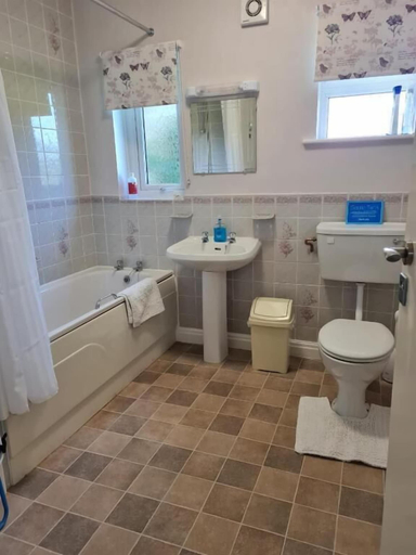 Bathroom, Woodpeckers Cottage, North Yorkshire
