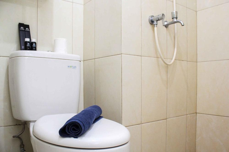 Bathroom 3, Nice And Cozy Studio Apartment At Springlake Summarecon Bekasi, Bekasi