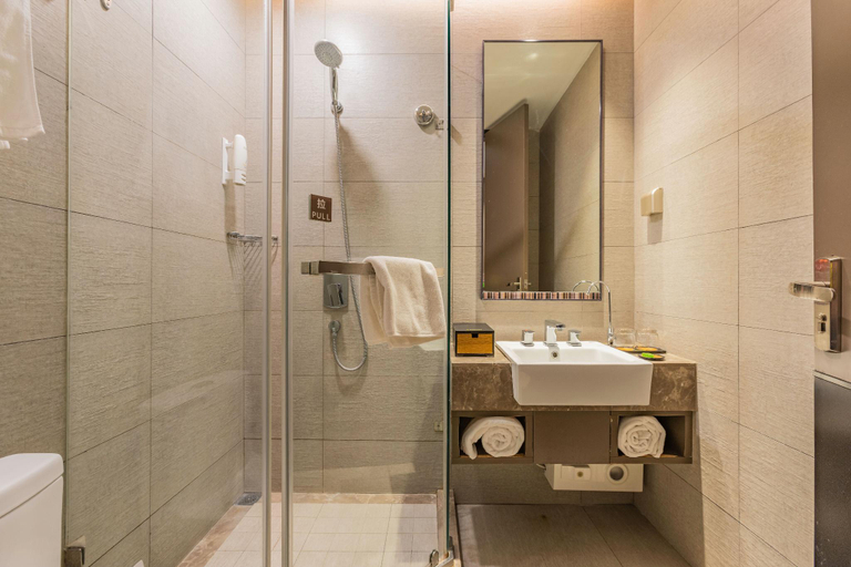 Bathroom 4, Homeinn Plus Qingdao Badaguan Taipingjiao Branch, Qingdao