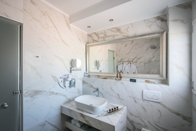 Bathroom 5, Hotel Matheo Villas & Suites, Crete