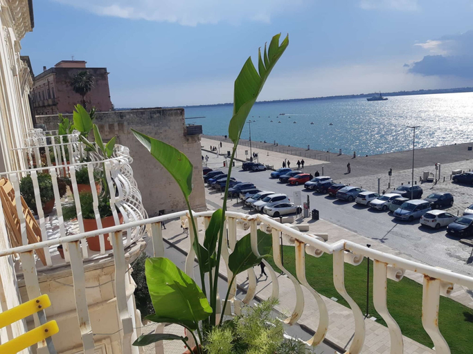 Property grounds 4, La casa dei fiori sul mare, Syracuse